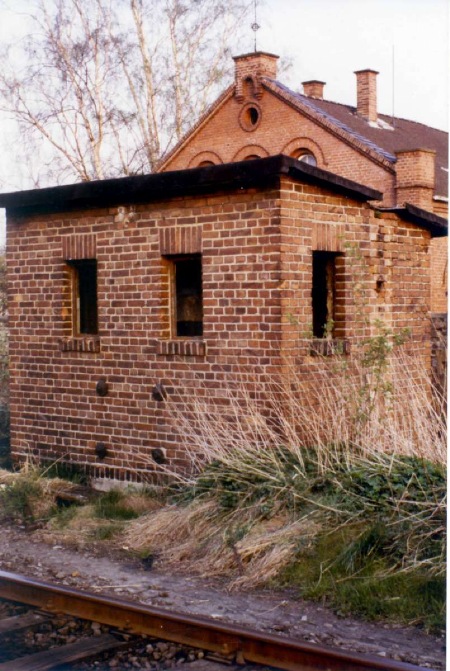 MEC Stadthagen: Das ehemalige Gaswerk Stadthagen. Im Vordergrund das Stellwerk Stadthagen - West. Mai 1985 Quelle HW Urlaub