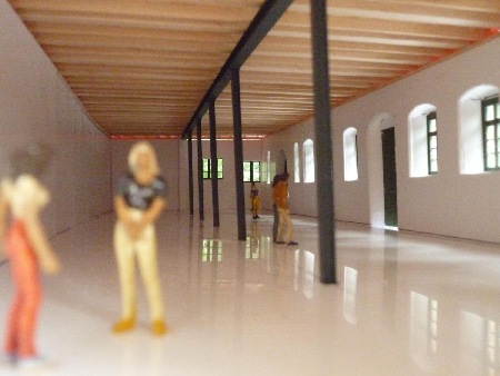 MEC Stadthagen: Zehntscheune im Modell - Innenansicht des Erdgeschosses mit abgesenktem Bodenniveau 
