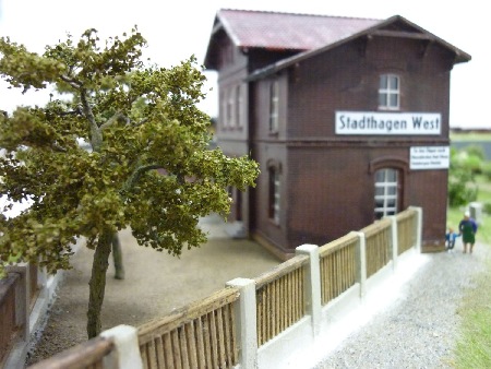 MEC Stadthagen: Empfangsgebäude mit Zaun und Obstbäumen im März 2011.