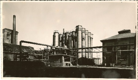 MEC Stadthagen: Georgschacht: Benzolfabrik mit Waschkolonnen 1927. Quelle: Berg- und Stadtmuseum Obernkirchen