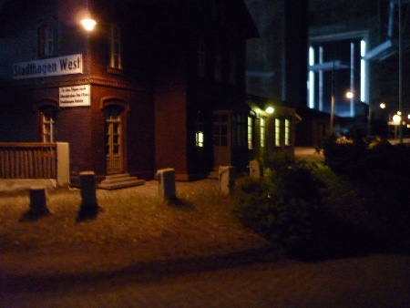 MEC Stadthagen: Stadthagen-West bekommt Licht: Aussenlampe an der Ecke des Empfangsgebäudes. Mai 2013