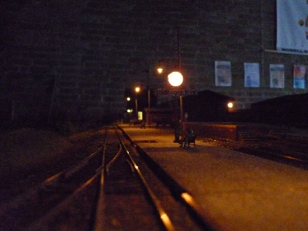 MEC Stadthagen: Stadthagen-West bekommt Licht: Der Bahnsteig mit der beleuchteten Mast-Uhr. Mai 2013