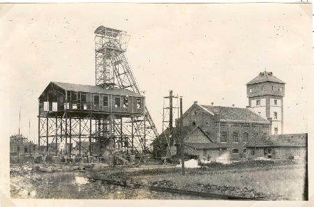 MEC Stadthagen: Förderturm 1 und Maschinenhaus 1 im Bau 1902. Quelle: Stadtarchiv